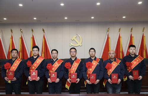 0206 修理能手從左至右依次為 邵冠峰、王寶玉、潘春樂(lè)、李龍、許特斯、韓利杰、寇增亮.jpg