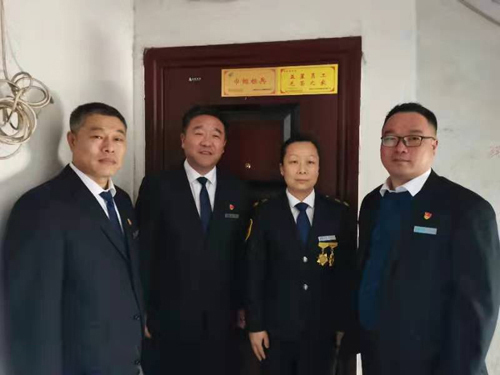 “一人得獎(jiǎng)，全家光榮” 送“牌”上門，集團(tuán)為標(biāo)兵先進(jìn)送去榮譽(yù)喜報(bào)牌匾