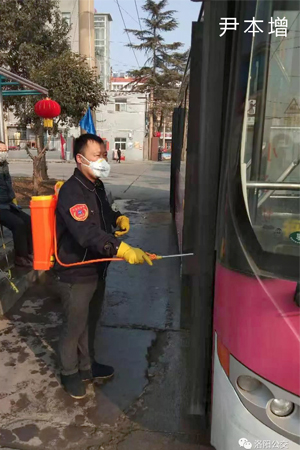 抗擊疫情，讓黨旗飄揚(yáng)在公交防控一線