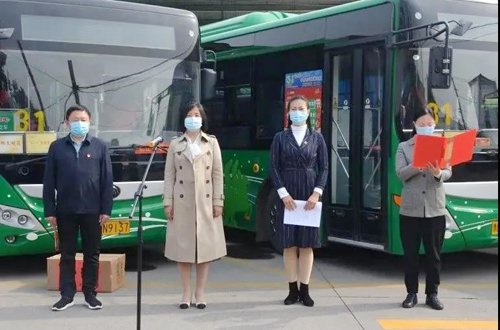 巾幗建功展英姿，獻身公交創(chuàng)佳績——市婦聯(lián)領(lǐng)導(dǎo)為我司“三八紅旗集體”等榮譽頒獎授牌