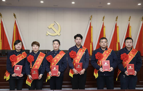 0205 客運(yùn)能手從左至右依次為 吳婷、李若芳、李彩霞、嚴(yán)成彬、姚乃遜、沈金雷.jpg