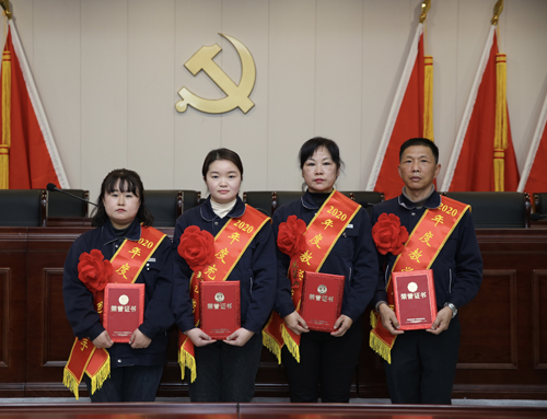 0207 從左至右依次為 點(diǎn)鈔能手王璐、充值能手孫昭娣、教學(xué)能手王慧娟、孫衛(wèi)東.jpg