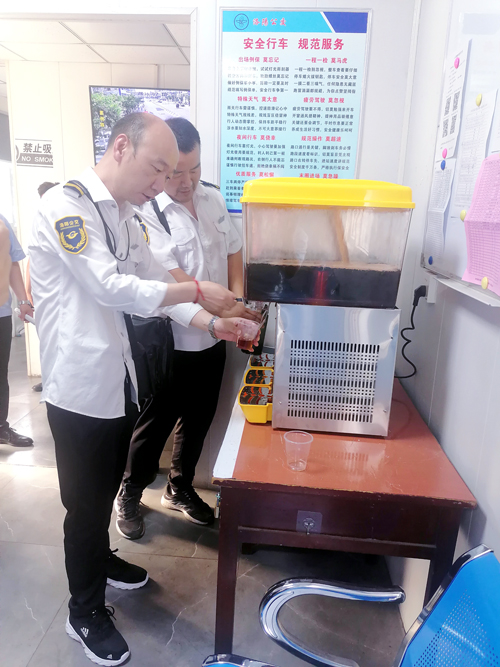 1625445466841399.jpg D 炎炎夏日送關(guān)愛.jpg