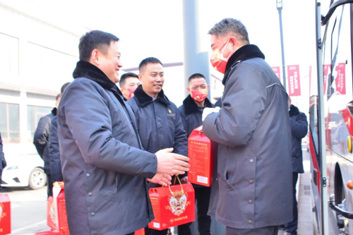 進(jìn)站點(diǎn)！集團(tuán)領(lǐng)導(dǎo)與一線職工共度新春