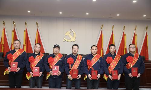 0202  標(biāo)兵從左至右依次為 苗田、尤建鵬、劉德斌、褚聰偉、王占峰、解偉強(qiáng)、馬群藝.jpg