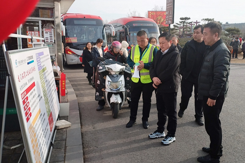 A1 集團黨委書記、董事長王保東到龍門石窟公交站調(diào)研
